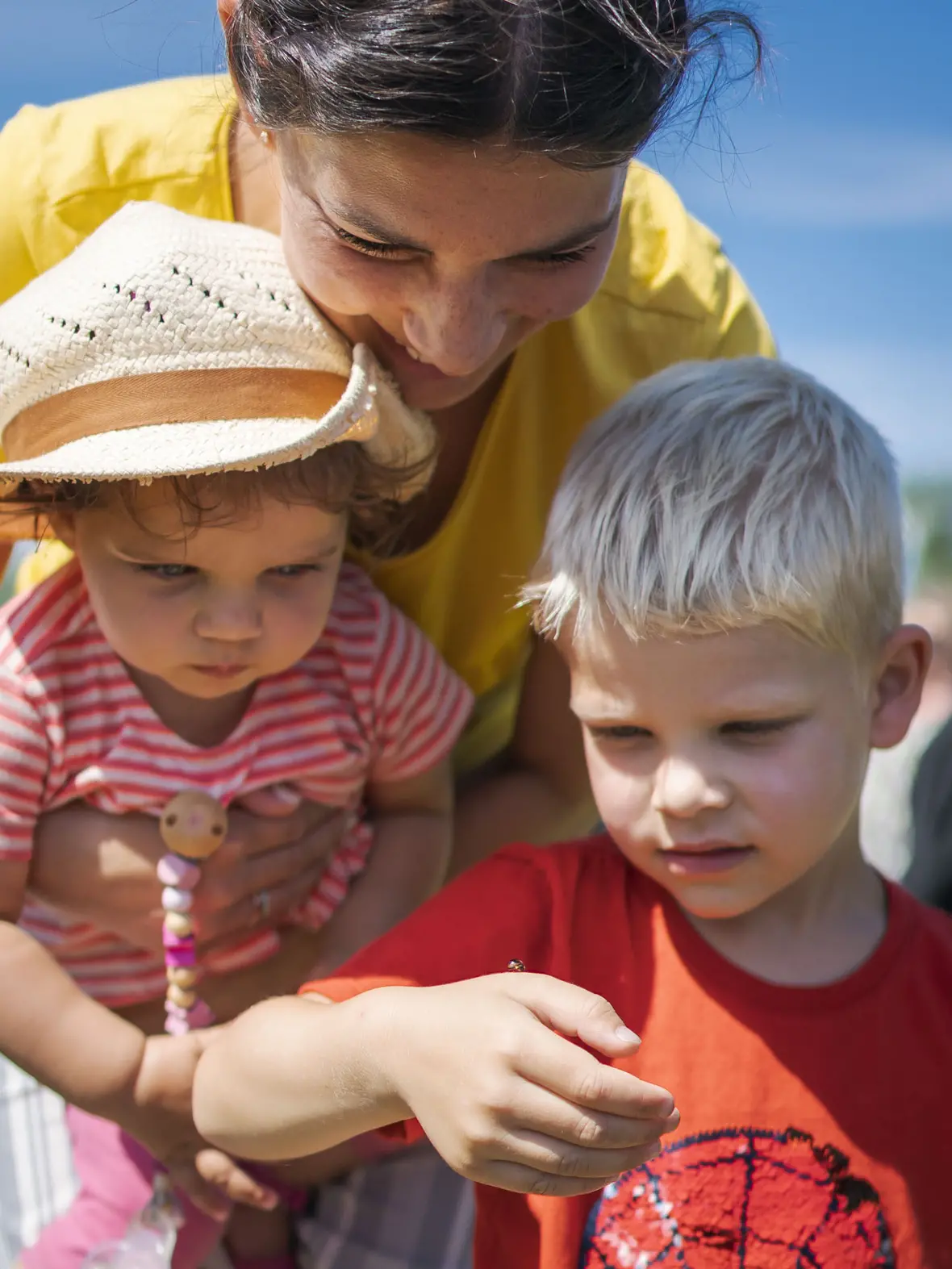 biene-auf-hand-von-junge-mit-mutter-und-schwester