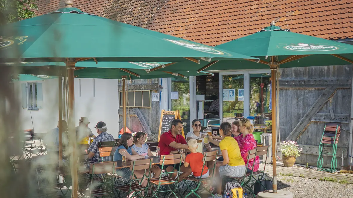 rosinger-hof-familien-im-biergarten