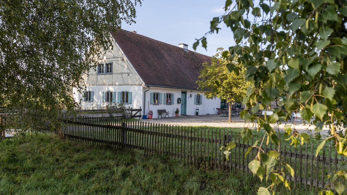 05_rosinger-hof-schraeg-ueber-den-zaun