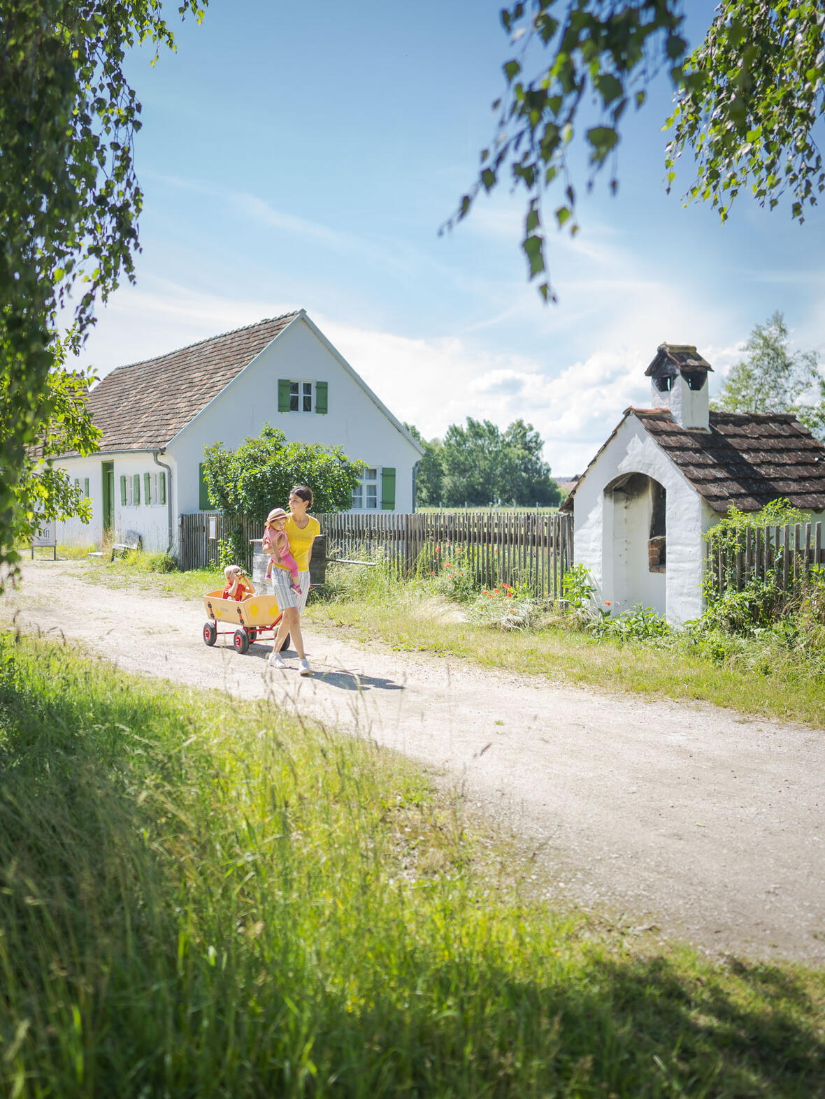 hofstetter-mit-mutter-und-kindern-im-bollerwagen-hochformat