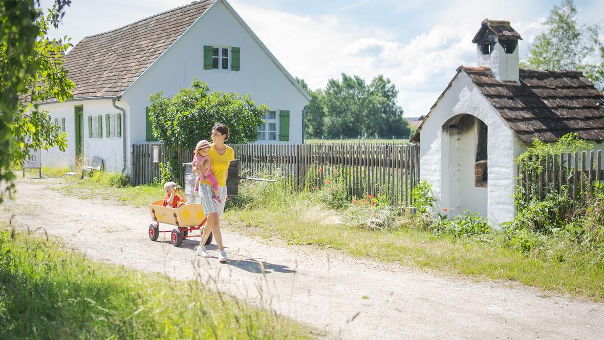 hofstetter-mit-mutter-und-kindern-im-bollerwagen-hochformat