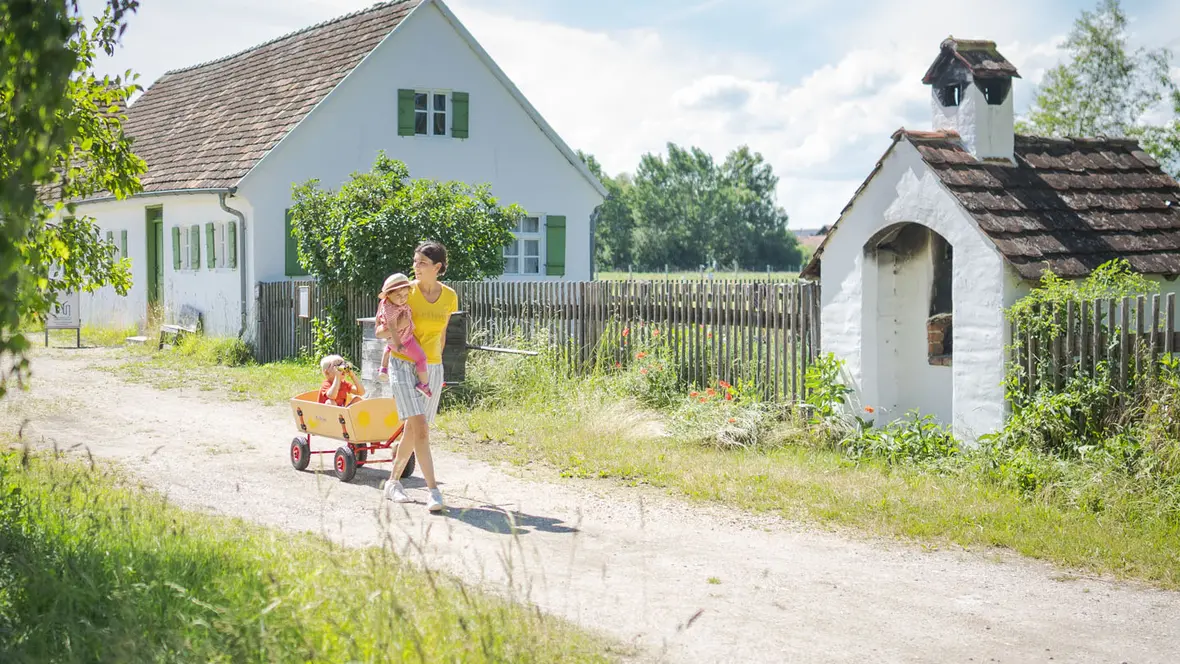 hofstetter-mit-mutter-und-kindern-im-bollerwagen-hochformat