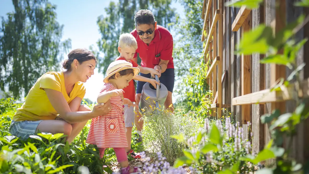 familie-beim-blumengiessen