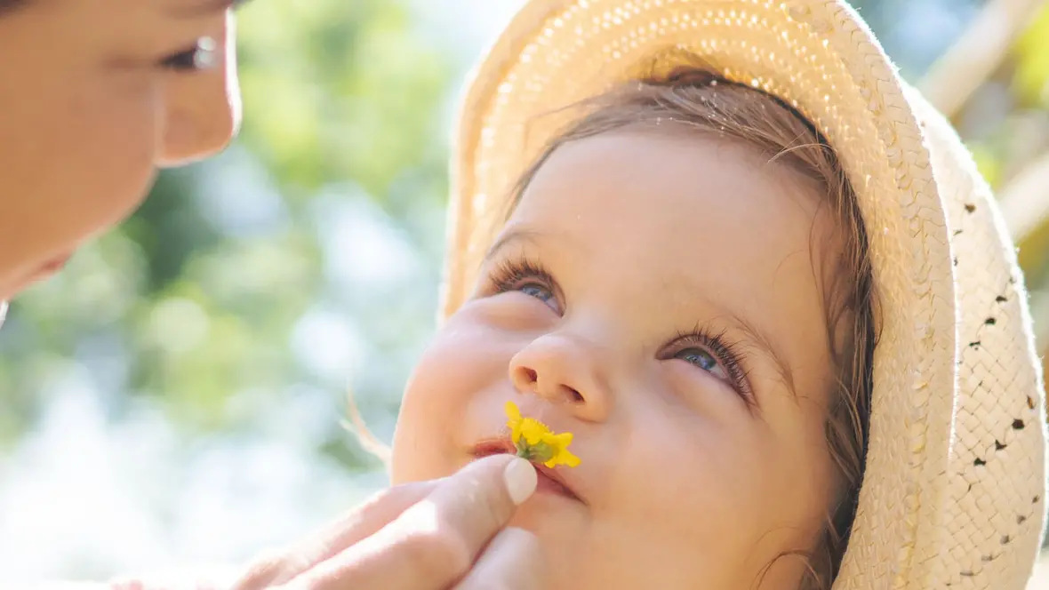 mutter-und-tochter-mit-kleiner-gelber-bluete2
