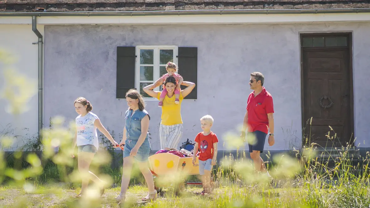 familie-mit-bollerwagen-vor-oexler
